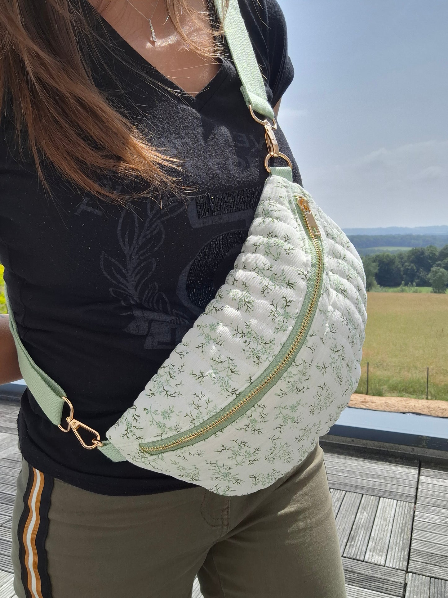Sac banane en coton matelassé liberty blanc motif floral vert olive