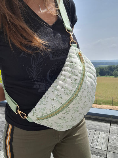 Sac banane en coton matelassé liberty blanc motif floral vert olive