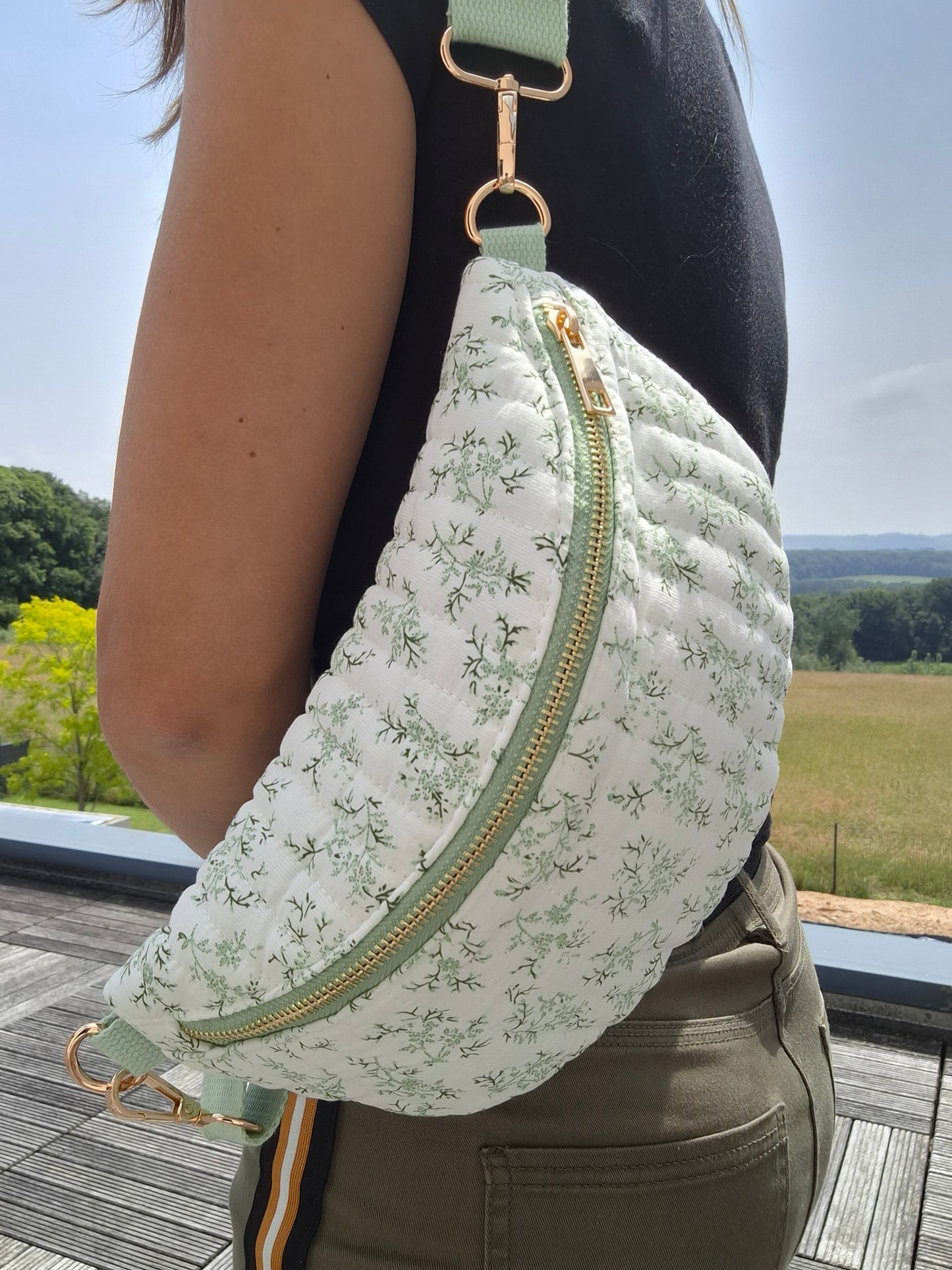 Sac banane en coton matelassé liberty blanc motif floral vert olive
