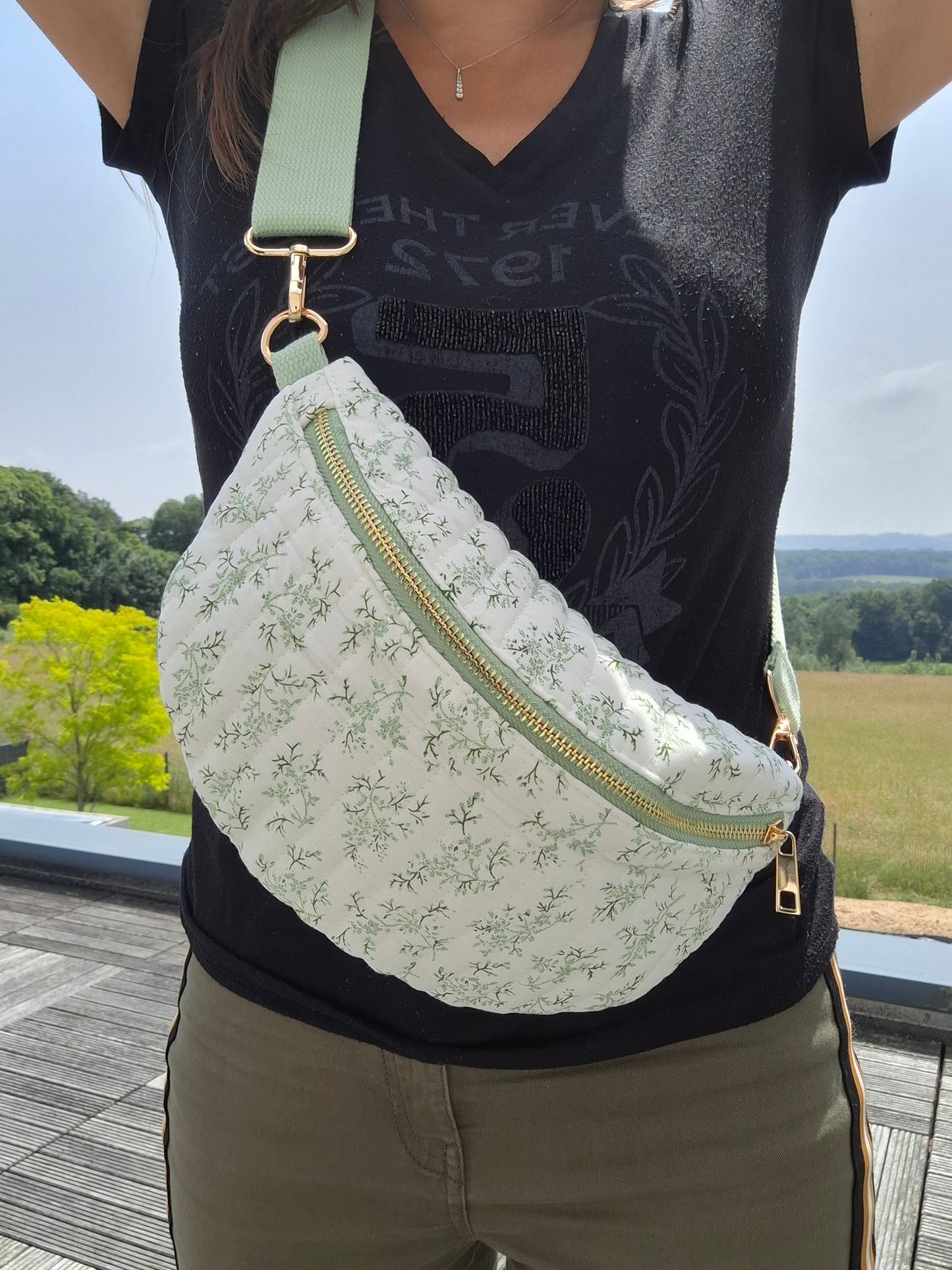 Sac banane en coton matelassé liberty blanc motif floral vert olive