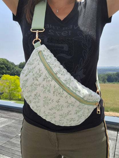 Sac banane en coton matelassé liberty blanc motif floral vert olive