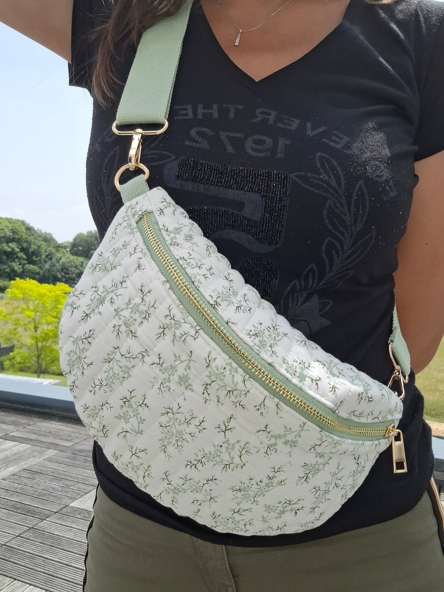 Sac banane en coton matelassé liberty blanc motif floral vert olive