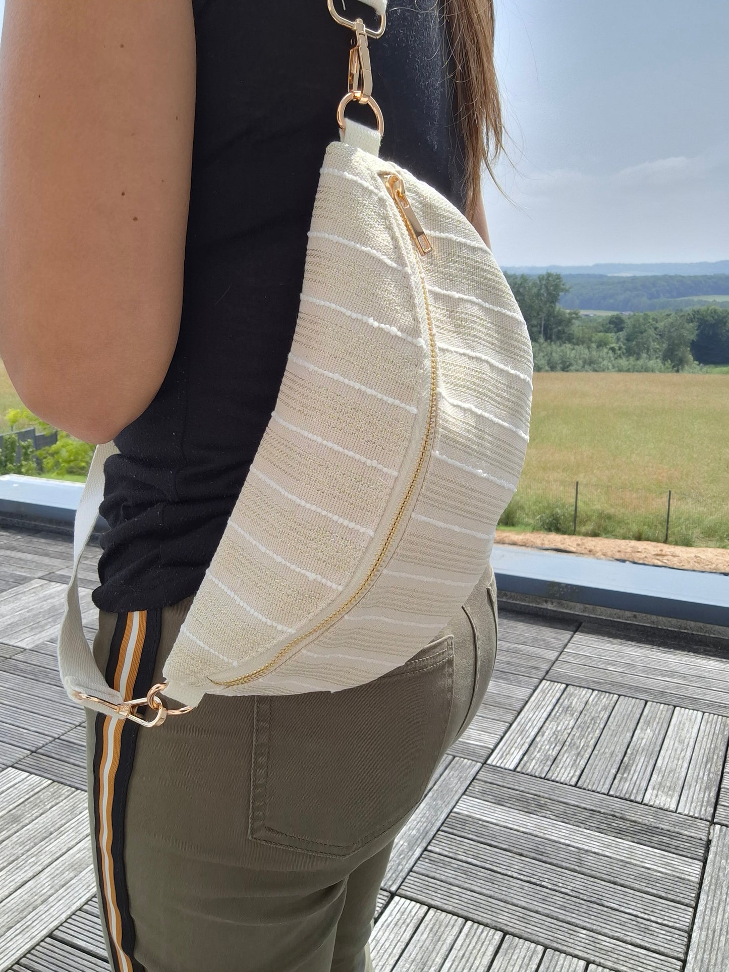 Sac banane en coton tissu bohème beige à rayures blanc doré