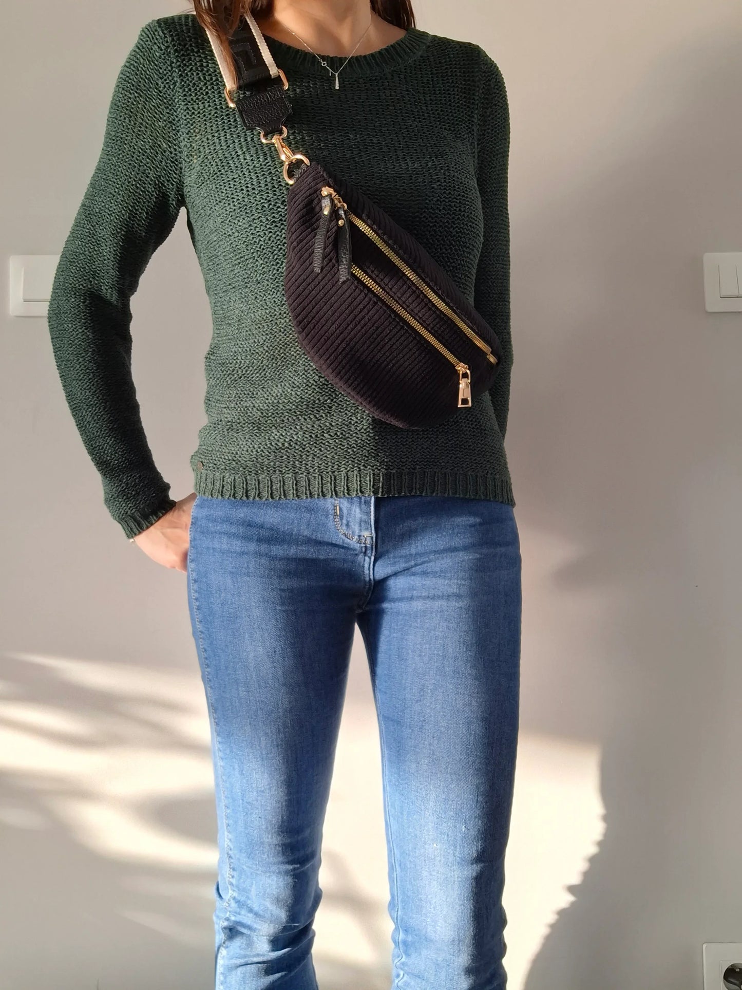 Sac banane velours côtelé 2 poches noir sangle fantaisie