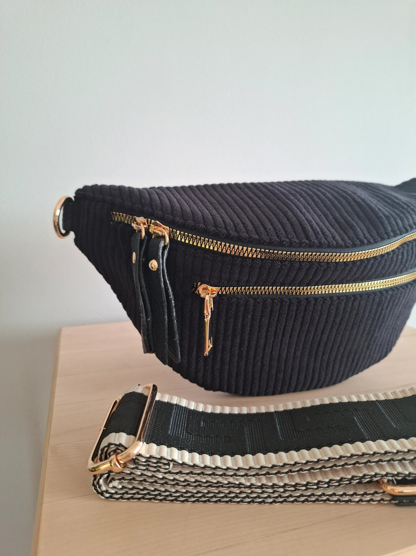 Sac banane velours côtelé 2 poches noir sangle fantaisie