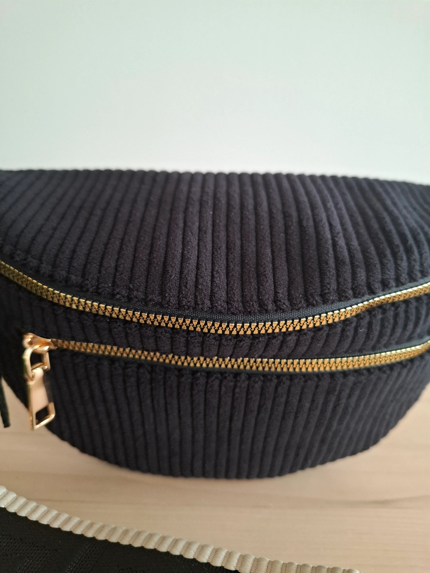 Sac banane velours côtelé 2 poches noir sangle fantaisie