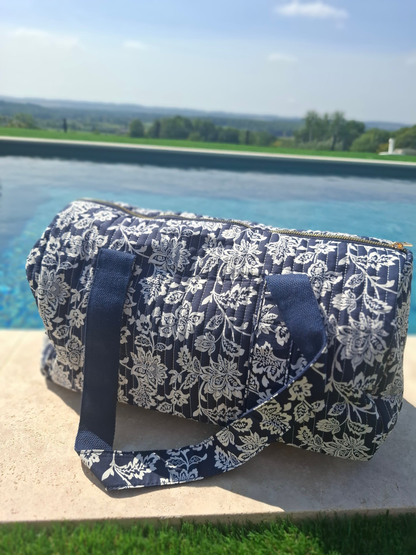 Sac polochon en coton matelassé liberty floral toile de jouy bleu marine et blanc