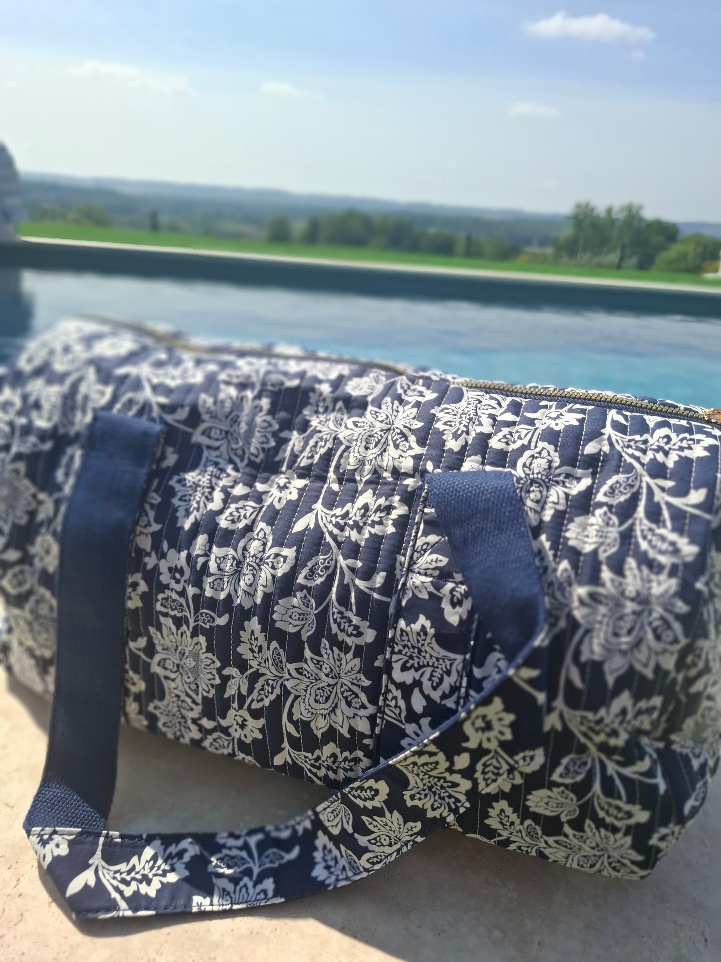 Sac polochon en coton matelassé liberty floral toile de jouy bleu marine et blanc
