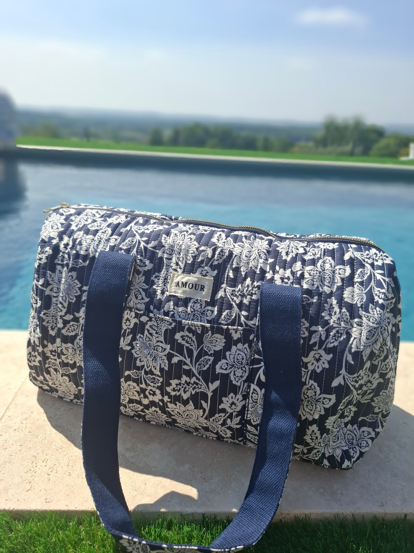 Sac polochon en coton matelassé liberty floral toile de jouy bleu marine et blanc