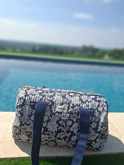 Sac polochon en coton matelassé liberty floral toile de jouy bleu marine et blanc