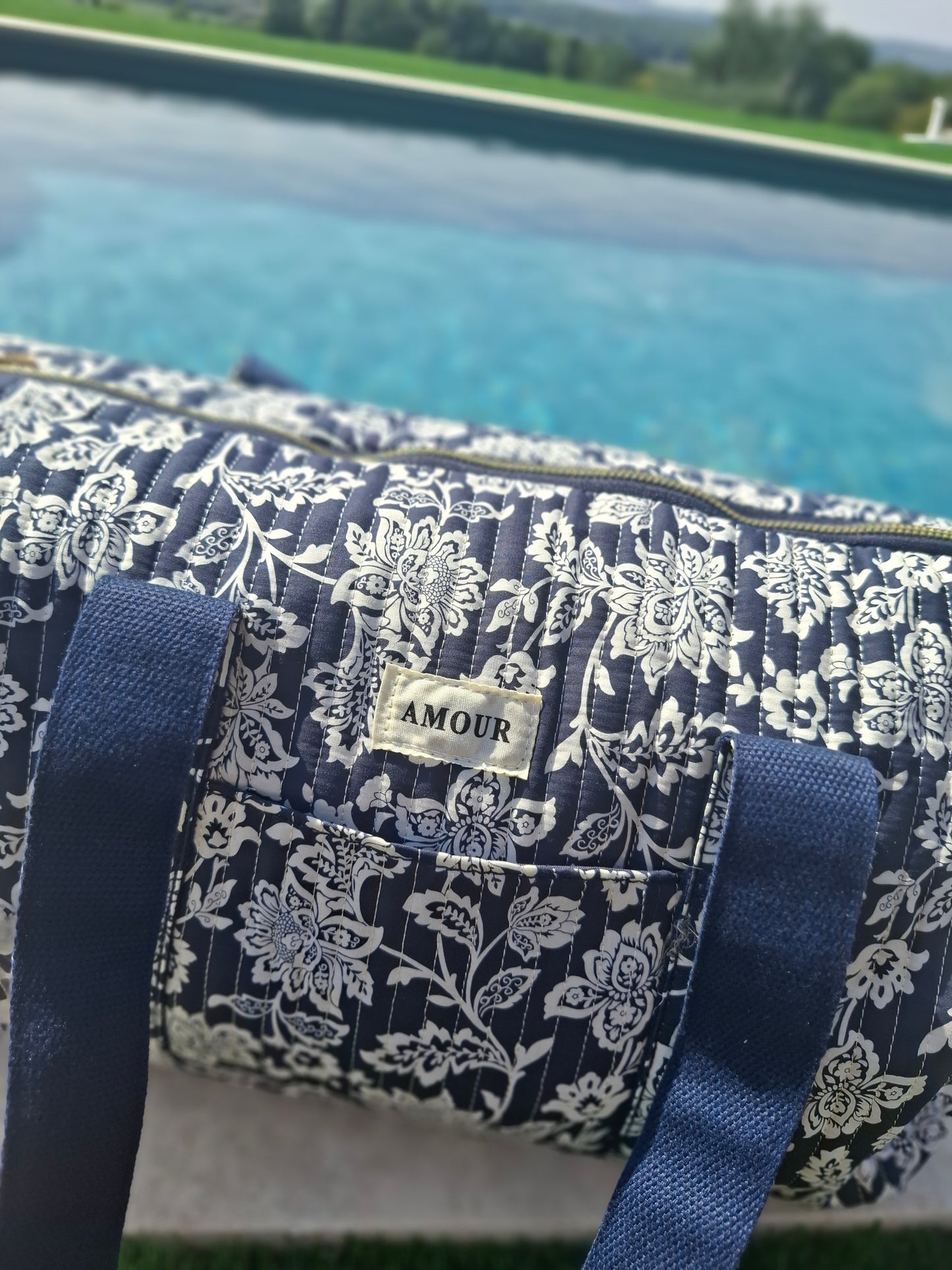 Sac polochon en coton matelassé liberty floral toile de jouy bleu marine et blanc
