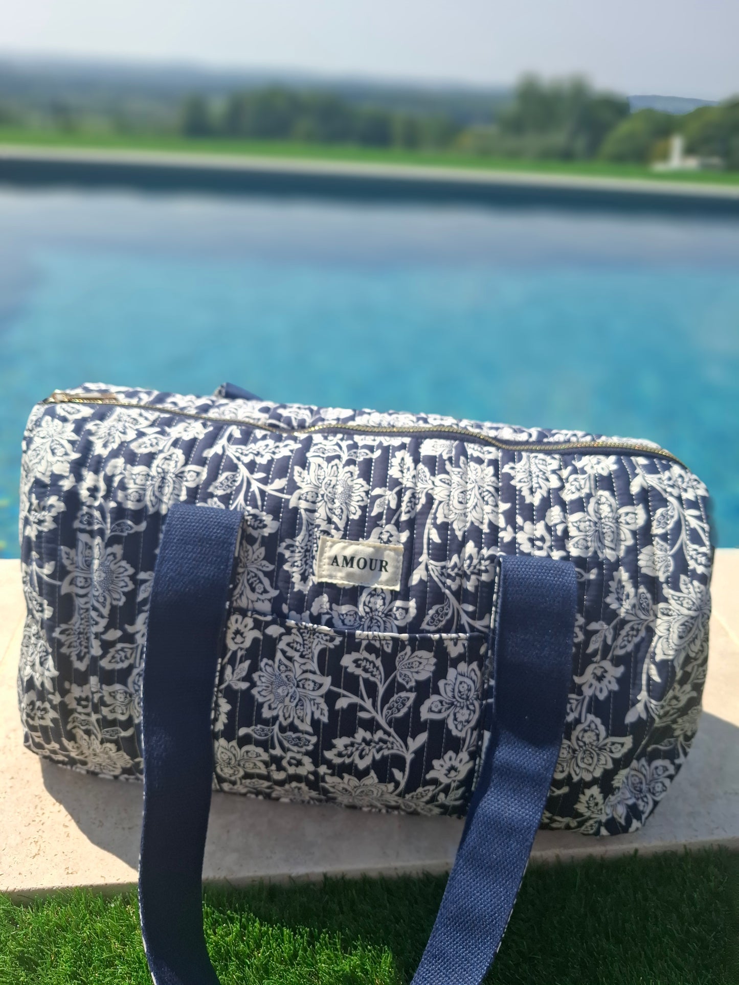 Sac polochon en coton matelassé liberty floral toile de jouy bleu marine et blanc