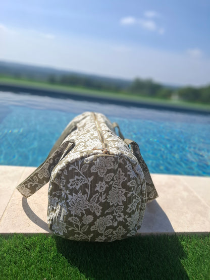 Sac polochon en coton matelassé liberty floral toile de jouy kaki et blanc