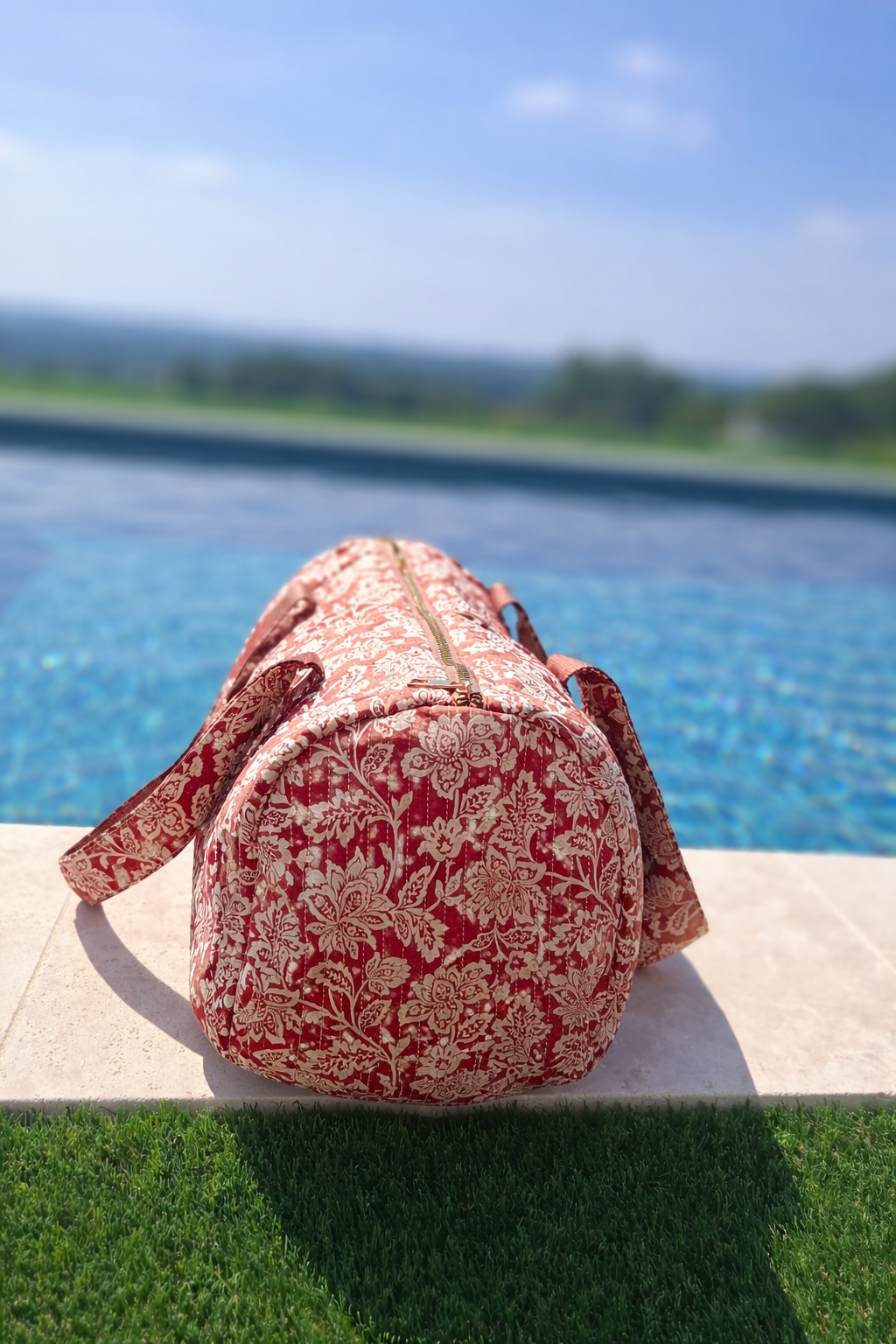Sac polochon femme bordeaux vue de côté – coton matelassé floral