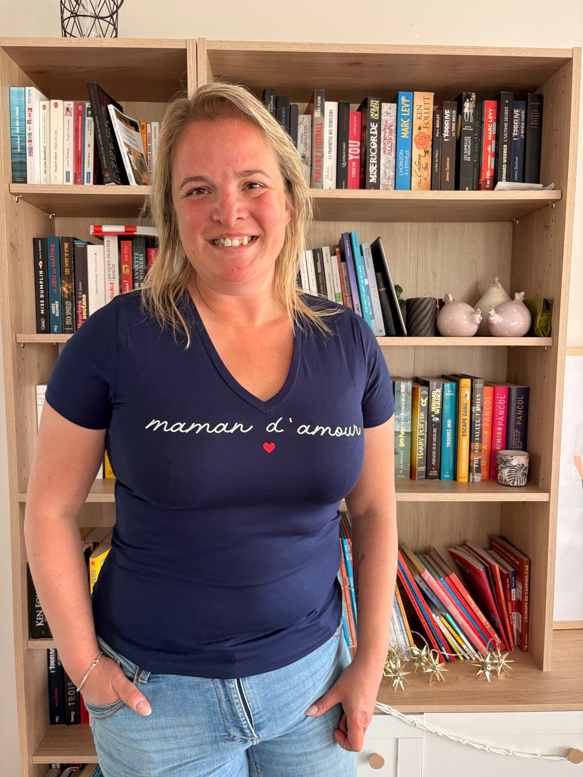 T-shirt femme « Maman d’amour » bleu marine – Cœur rouge | 95% Coton - Vu complète 