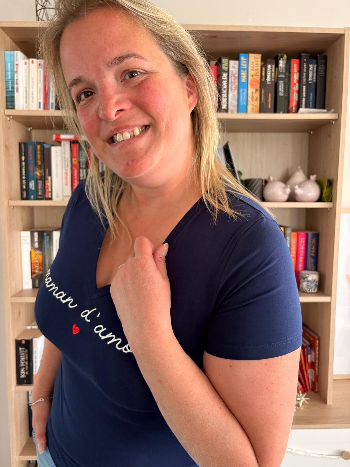 T-shirt femme « Maman d’amour » bleu marine – Cœur rouge | 95% Coton - Zoom manche - Maman d’amour - idée cadeau maman 