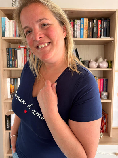 T-shirt femme « Maman d’amour » bleu marine – Cœur rouge | 95% Coton - Zoom manche - Maman d’amour - idée cadeau maman 