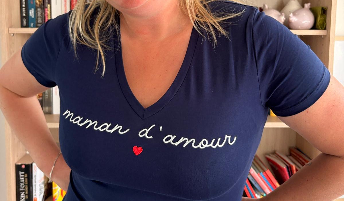 T-shirt femme « Maman d’amour » bleu marine – Cœur rouge | 95% Coton - Col V 