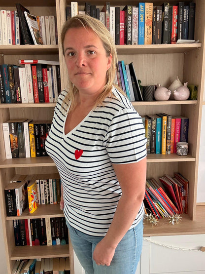 T-shirt femme raye bleu & cœur rouge – Col V, coton doux - Vu profil - Prêt à porter 