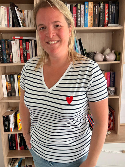 T-shirt femme raye bleu & coeur rouge – Col V, coton doux - Vu entier porter sur femme 