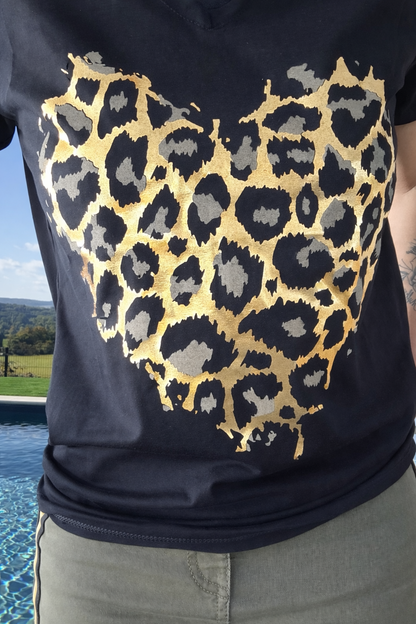 T-shirt noir avec motif cœur léopard doré – détail imprimé – Le Petit Placard