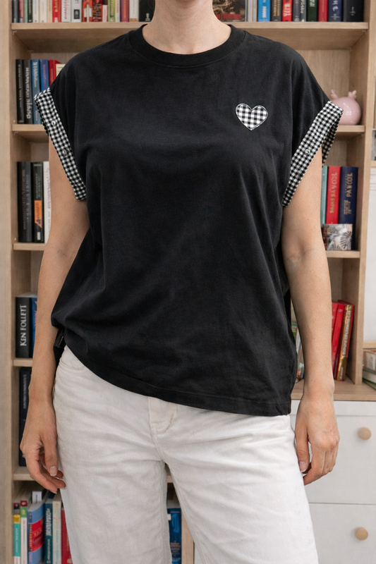 T-shirt noir femme écusson cœur vichy face.