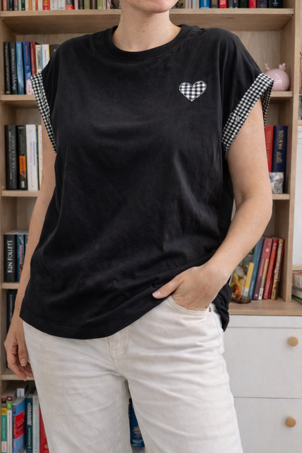 T-shirt noir détails vichy vue trois-quarts.