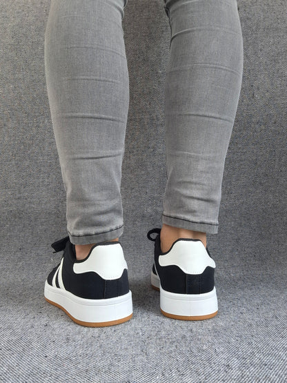 Chaussures baskets basses noir à rayures blanches lacets noirs style sneakers campus