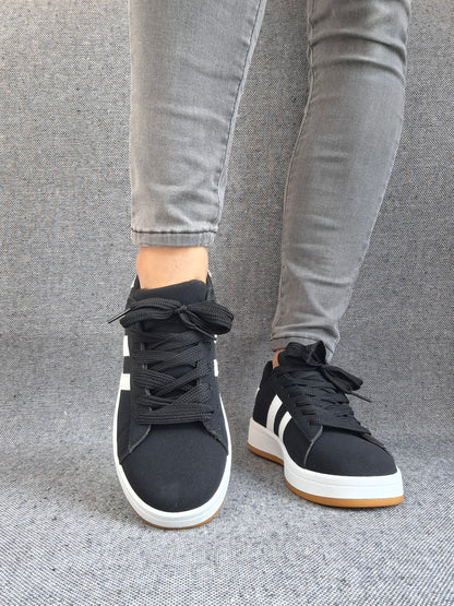 Chaussures baskets basses noir à rayures blanches lacets noirs style sneakers campus