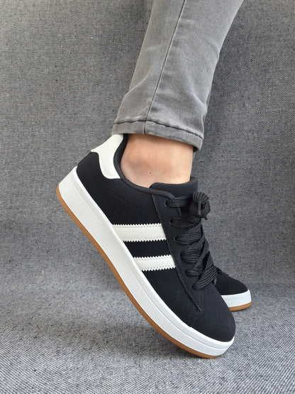 Chaussures baskets basses noir à rayures blanches lacets noirs style sneakers campus