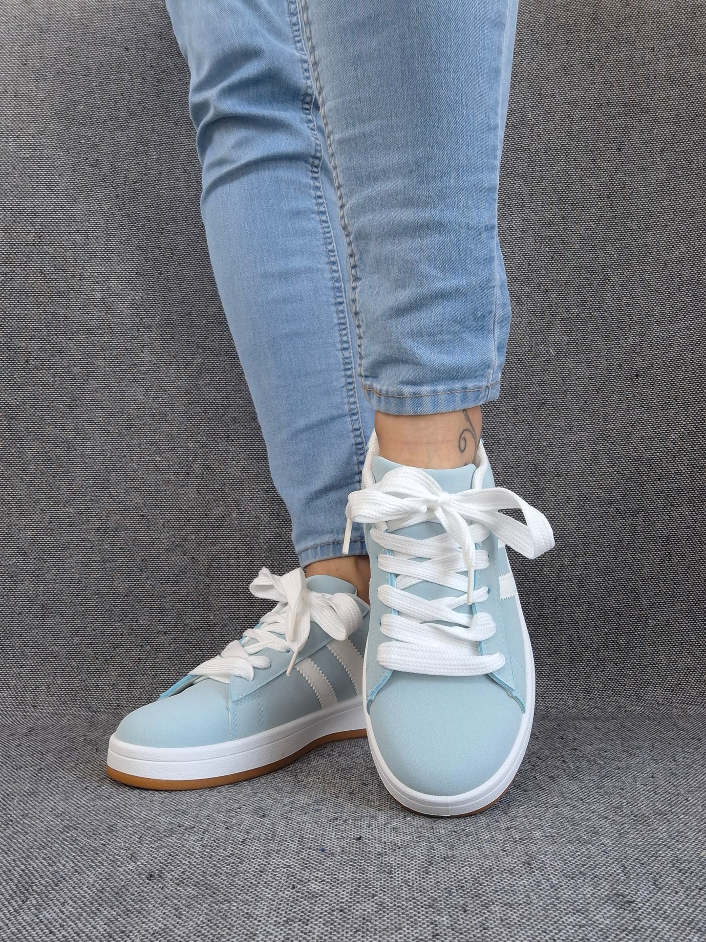 Chaussures baskets basses bleu ciel avec bandes blanches style campus