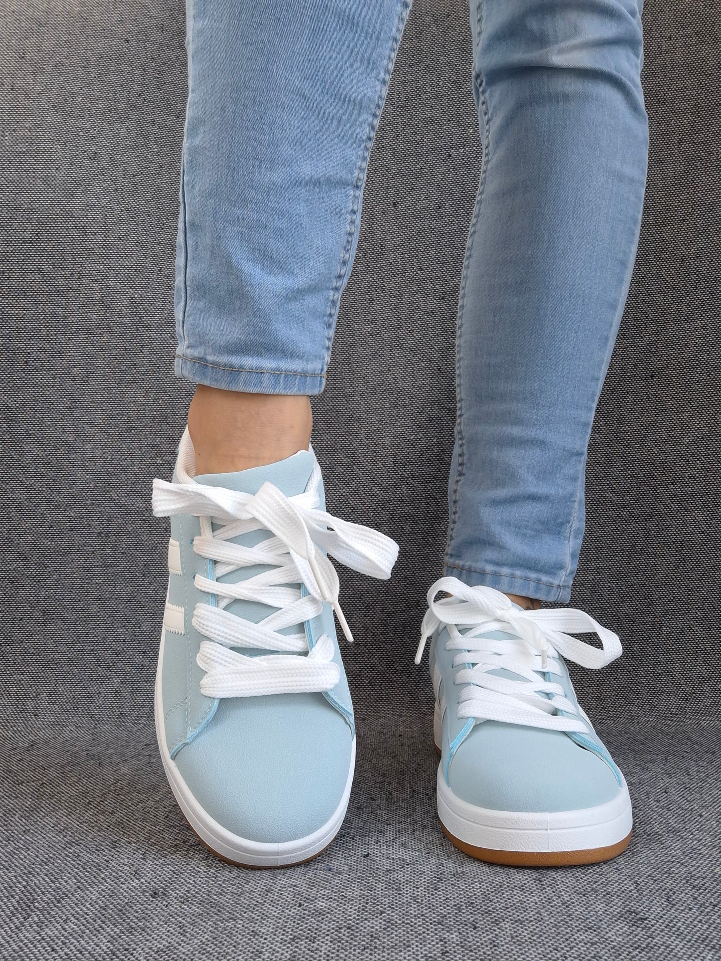 Chaussures baskets basses bleu ciel avec bandes blanches style campus