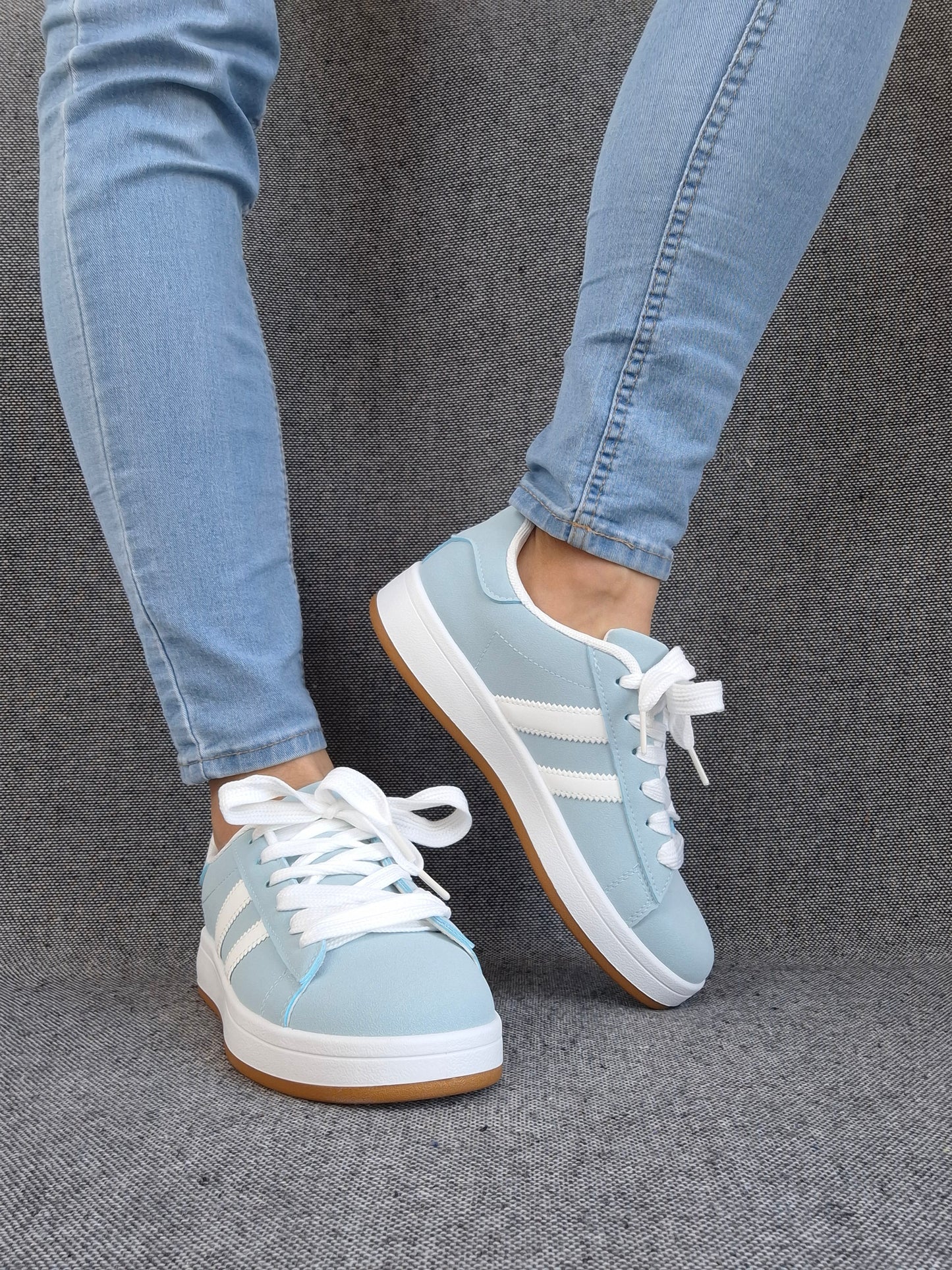 Chaussures baskets basses bleu ciel avec bandes blanches style campus