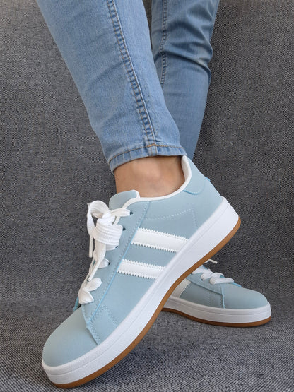 Chaussures baskets basses bleu ciel avec bandes blanches style campus