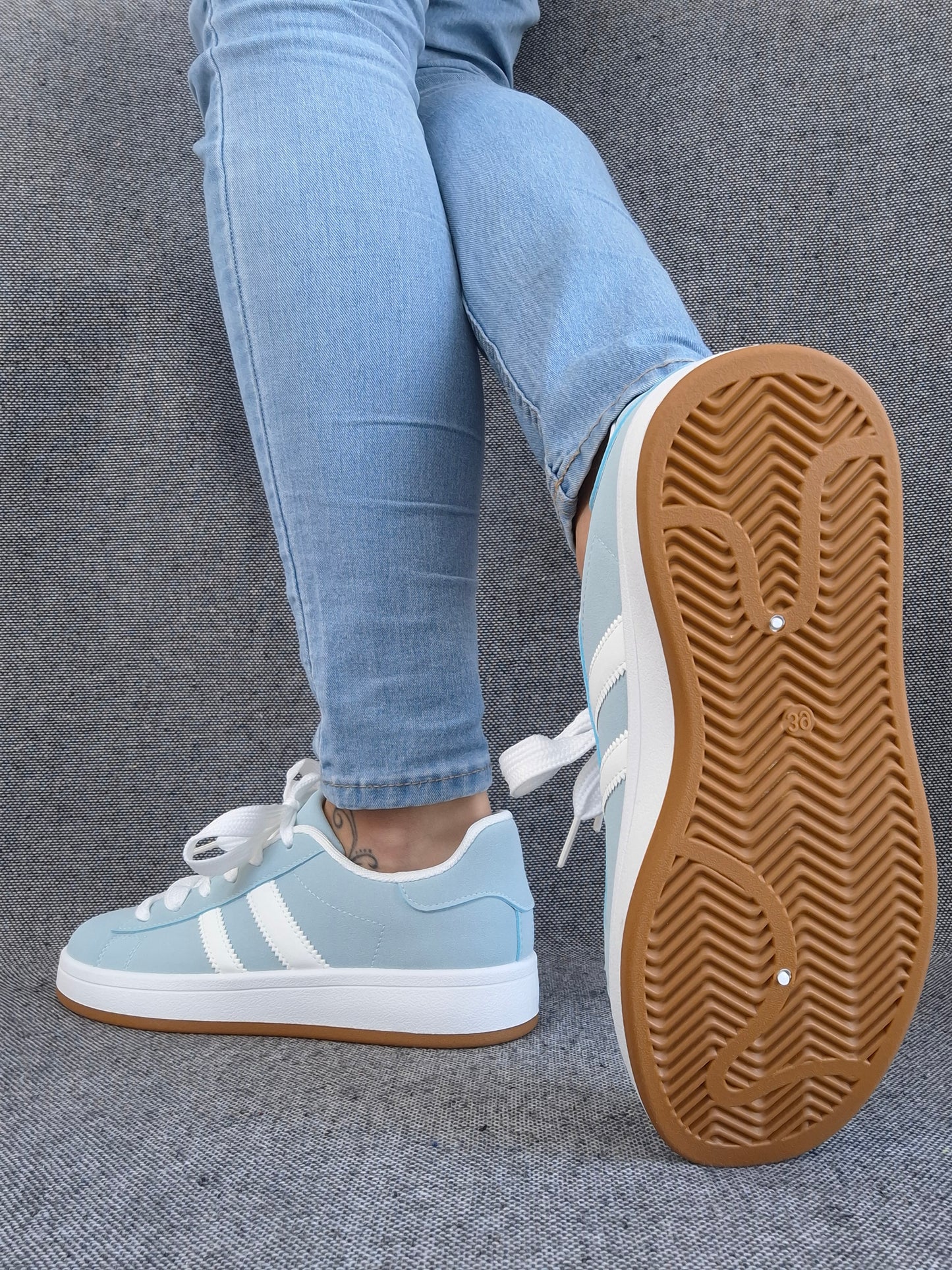 Chaussures baskets basses bleu ciel avec bandes blanches style campus