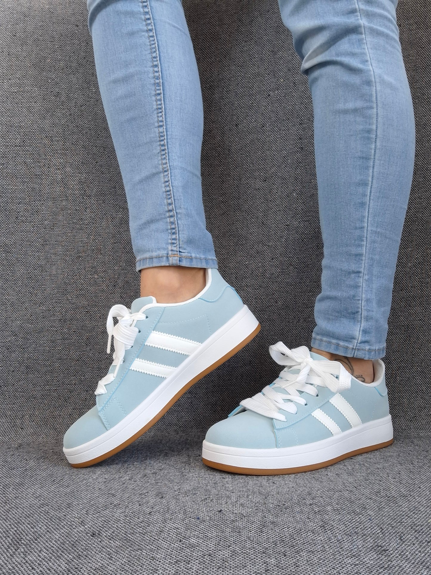 Chaussures baskets basses bleu ciel avec bandes blanches style campus