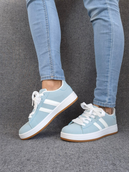 Chaussures baskets basses bleu ciel avec bandes blanches style campus
