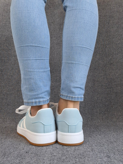 Chaussures baskets basses bleu ciel avec bandes blanches style campus