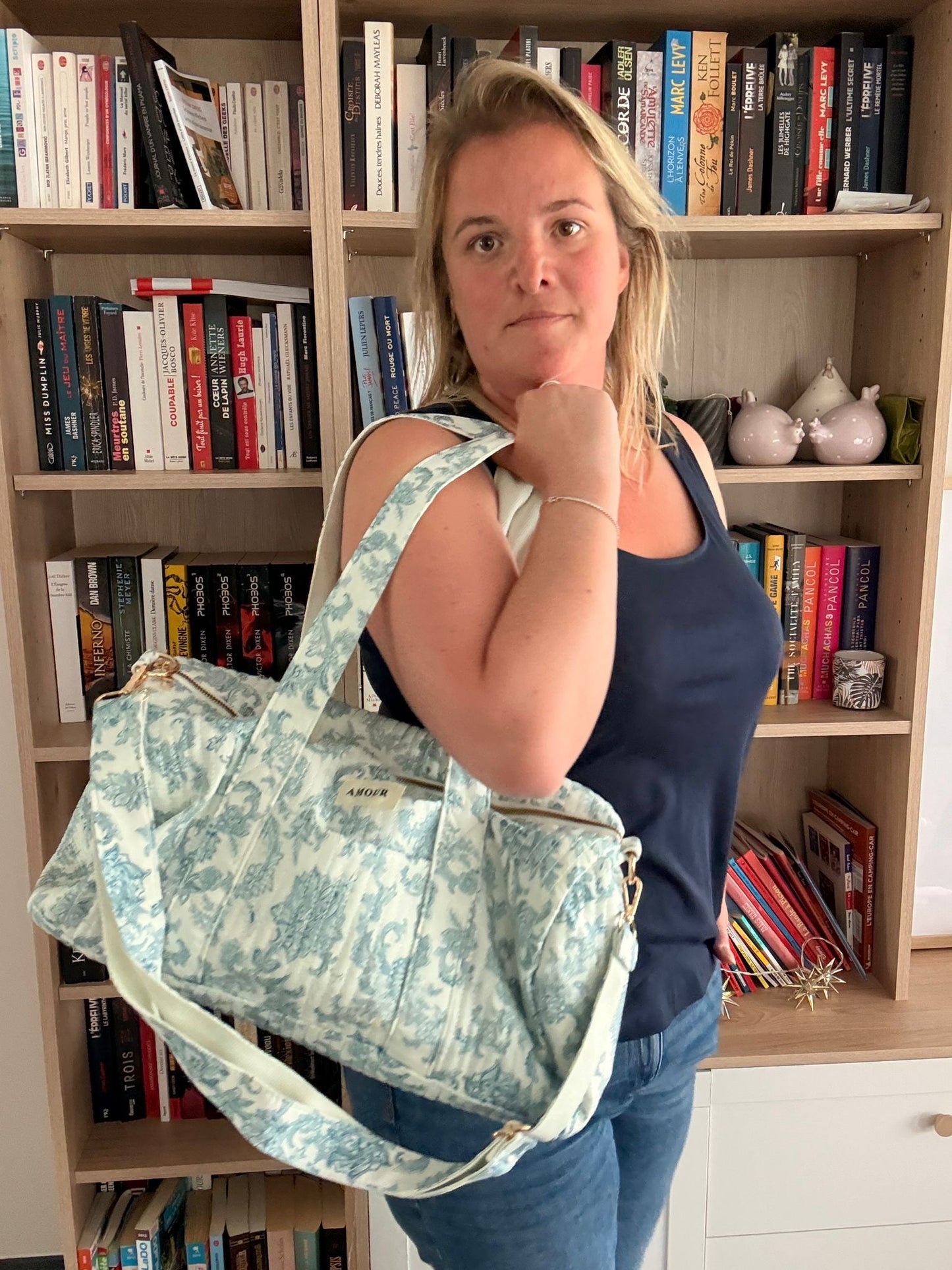 Sac Polochon Femme en Coton Matelassé – Imprimé Floral Vert Sauge | Le Petit Placard