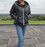 Attrait Paris – Abrigo Corto Impermeable Forrado Brillante Mujer | Chaqueta Invierno Cálida y Chic color Negro