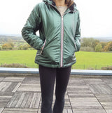 Attrait Paris – Chaqueta corta impermeable forrada metalizada para mujer | Chaqueta de invierno elegante color verde bosque