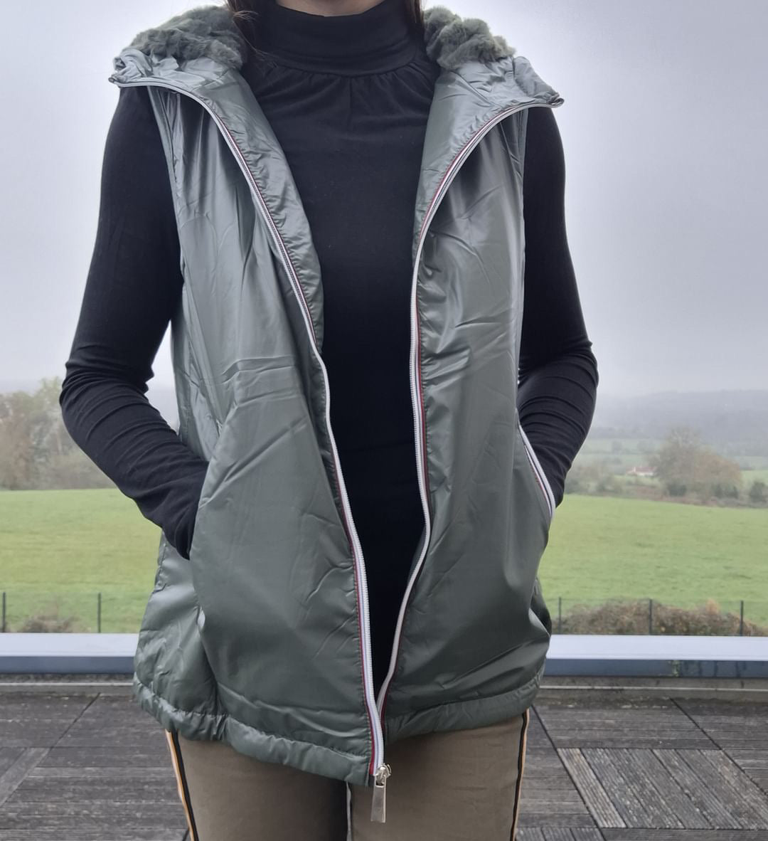 Attrait Paris - Veste sans manche fourré et imperméable avec capuche kaki Attrait Paris
