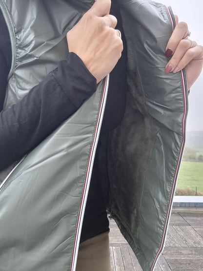 Attrait Paris - Veste sans manche fourré et imperméable avec capuche kaki Attrait Paris