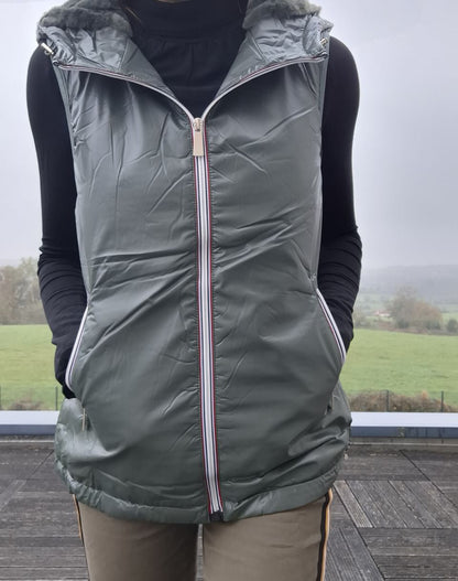 Attrait Paris - Veste sans manche fourré et imperméable avec capuche kaki Attrait Paris