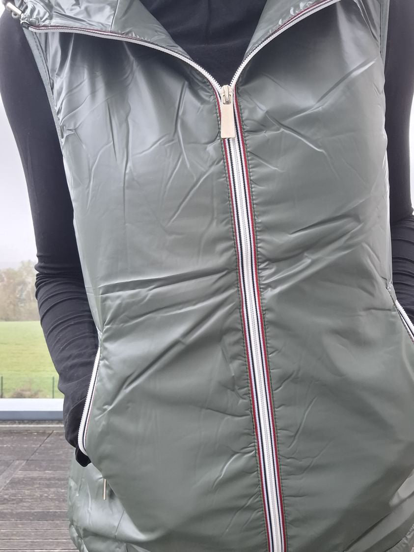 Attrait Paris - Veste sans manche fourré et imperméable avec capuche kaki Attrait Paris