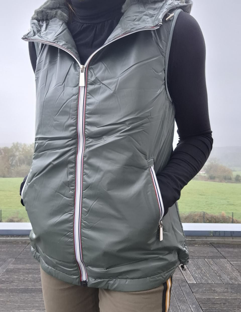 Attrait Paris - Veste sans manche fourré et imperméable avec capuche kaki Attrait Paris