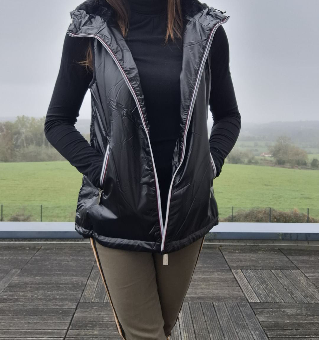 Attrait Paris - Veste sans manche fourré et imperméable avec capuche noir Attrait Paris