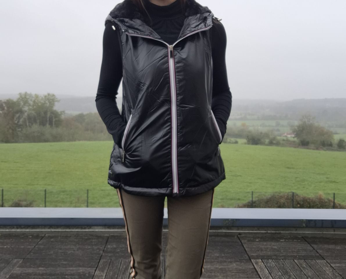 Attrait Paris - Veste sans manche fourré et imperméable avec capuche noir Attrait Paris