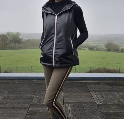 Attrait Paris - Veste sans manche fourré et imperméable avec capuche noir Attrait Paris