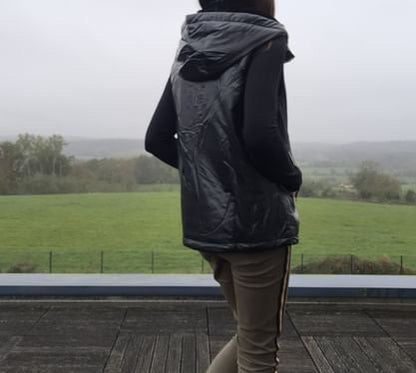 Attrait Paris - Veste sans manche fourré et imperméable avec capuche noir Attrait Paris